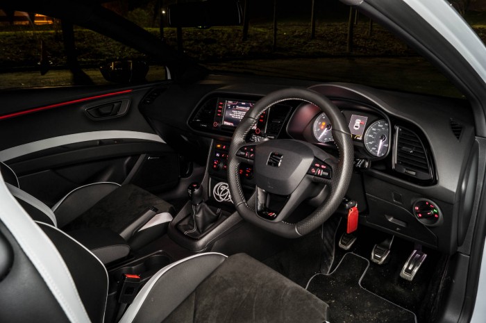 SEAT Leon Cupra 280 Review - Dashboard - carwitter