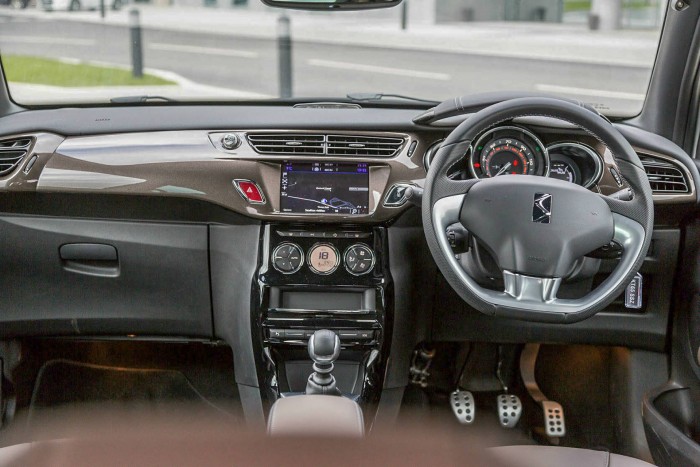 2016 DS3 Review - Dashboard 2 - carwitter