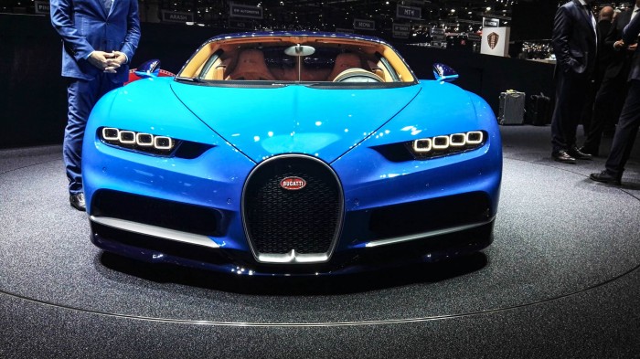 Geneva Motor Show 2016 - Bugatti Chiron - Front Low - carwitter
