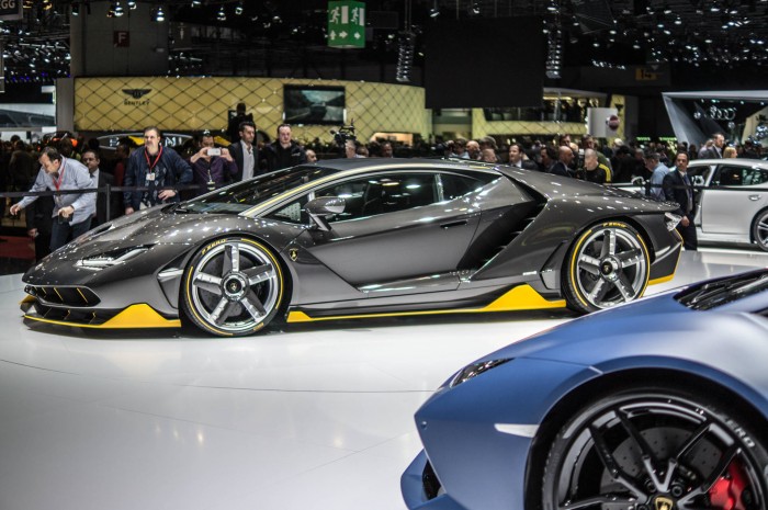 Geneva Motor Show 2016 - Lamborghini Centenario - Side Scene - carwitter