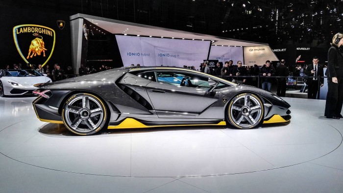 Geneva Motor Show 2016 - Lamborghini Centenario - Side - carwitter