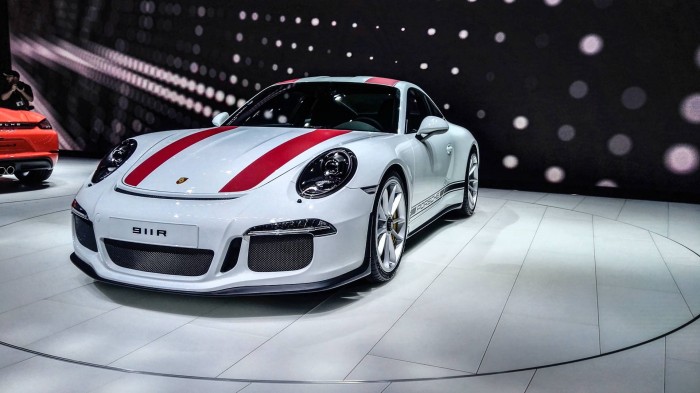 Geneva Motor Show 2016 - Porsche 911R - Front Angle - carwitter