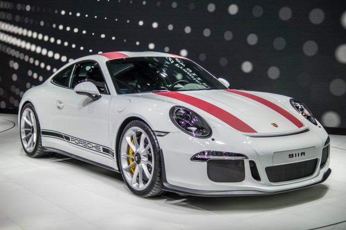 Geneva Motor Show 2016 - Porsche 911R - Front - carwitter
