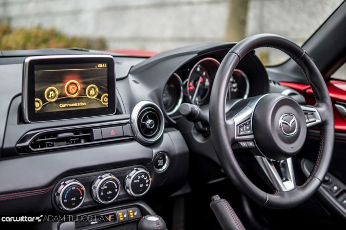 2016 Mazda MX5 160 PS Review - Touchscreen - carwitter