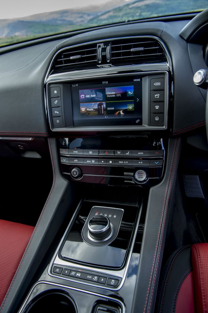 2016 Jaguar F-Pace S Diesel Review - Infotainment - carwitter