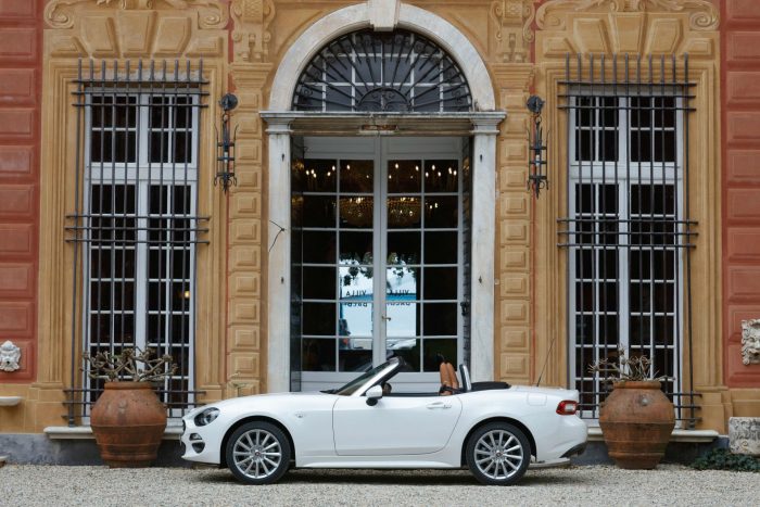 2016 Fiat 124 Spider White - Side - carwitter