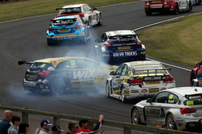 BTCC 2016 Croft Race 1 action