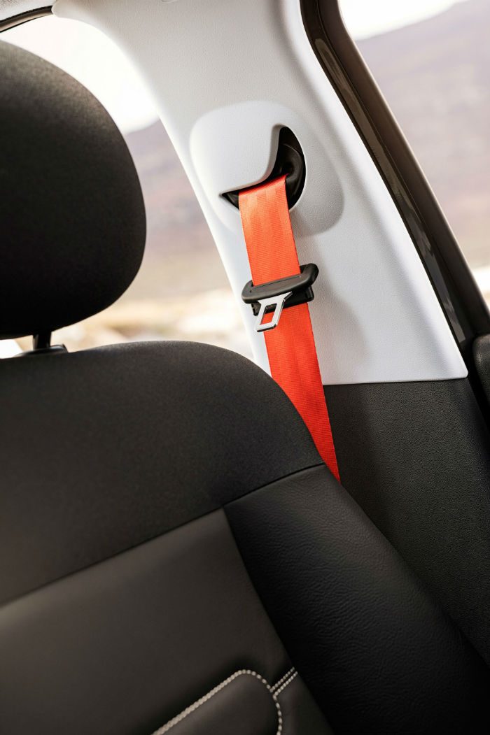 2016-citroen-c4-cactus-ripcurl-review-orange-seat-belt-carwitter