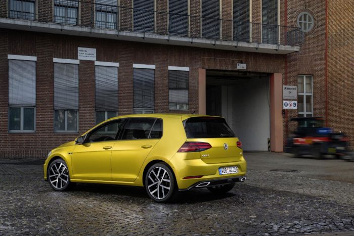2017-volkswagen-golf-back