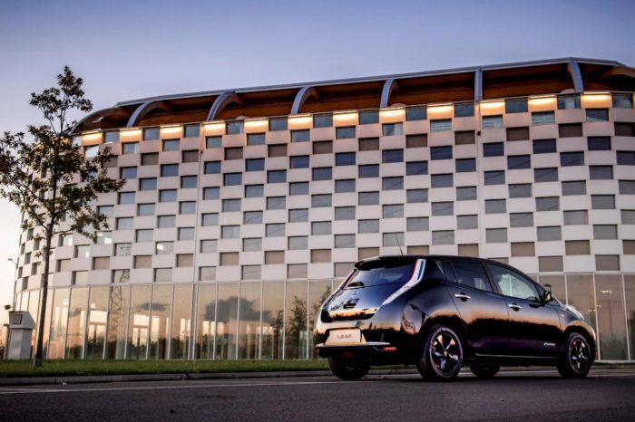 nissan-leaf-black-edition-back