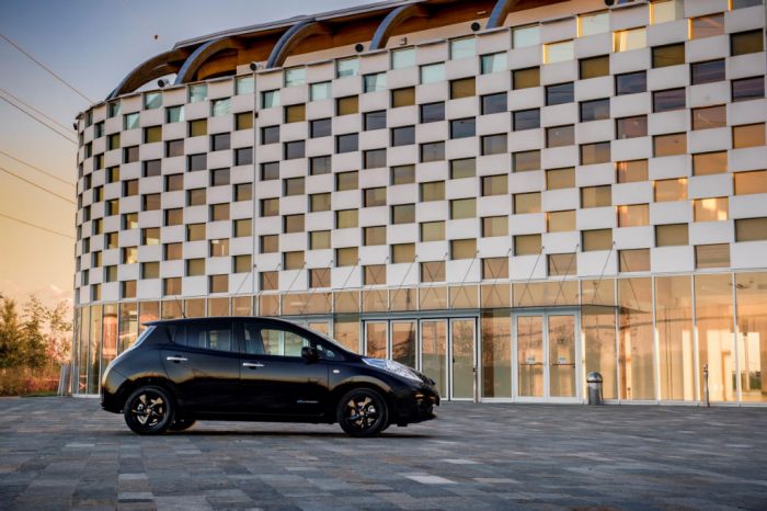nissan-leaf-black-edition-side