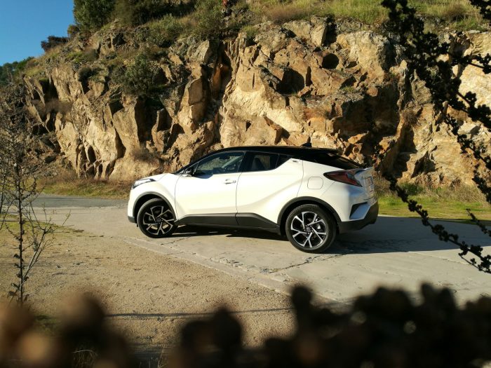 toyota-c-hr-review-side-rocks-carwitter