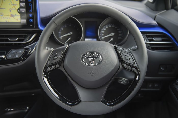 toyota-c-hr-review-steering-wheel-carwitter